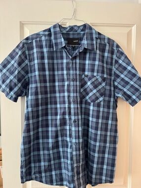 Hurley Camp Shirt Men Size XL Blue Plaid Button Up Short Sleeve. Short sleeve